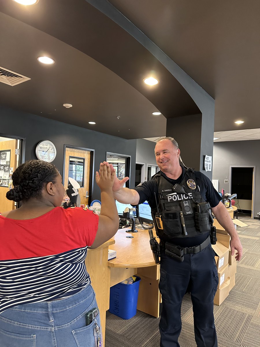 GPS_District's tweet image. Welcome back Gilbert Public Schools! Thank you to @GilbertPolice and @MesaPD for joining us in welcoming our students and families this morning across the district. 🏫📚

#gilbertpublicschools #connectcreatecare #futurereadygraduates