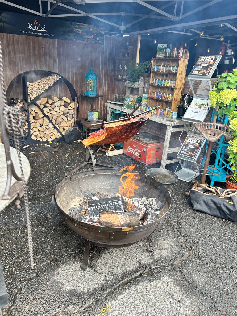 braai_lad_uk's tweet photo. Some Sensational cooking done at the Solex Exhibition by @kadaiuk
Open fire cooking is something else.
#bbq #openfirecooking #bbqmasters #braai #braaitime #bbqlover https://t.co/Ts2d2eLG5Q