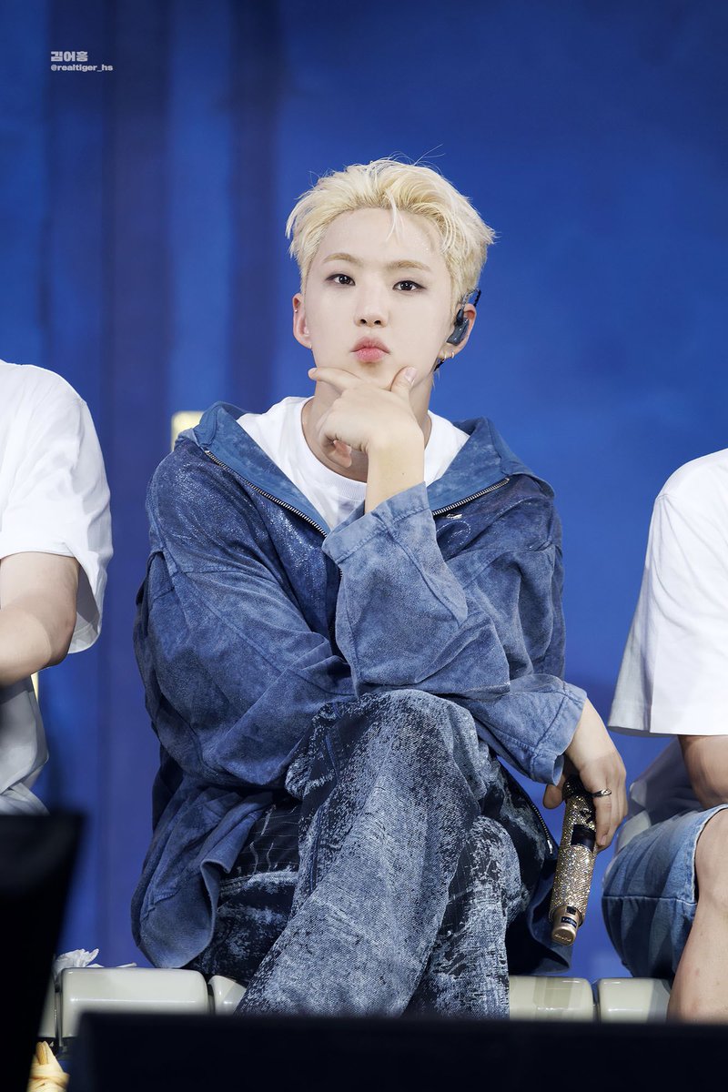 realtiger_hs's tweet photo. 240723 CARAT LAND
대뜸 마이크 자랑 넘 귀엽쥐🐹
#호시 #HOSHI
#세븐틴 #SEVENTEEN https://t.co/pSMfJmKS1b