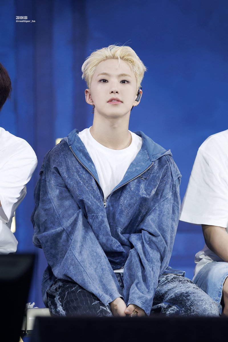 realtiger_hs's tweet photo. 240723 CARAT LAND
대뜸 마이크 자랑 넘 귀엽쥐🐹
#호시 #HOSHI
#세븐틴 #SEVENTEEN https://t.co/pSMfJmKS1b
