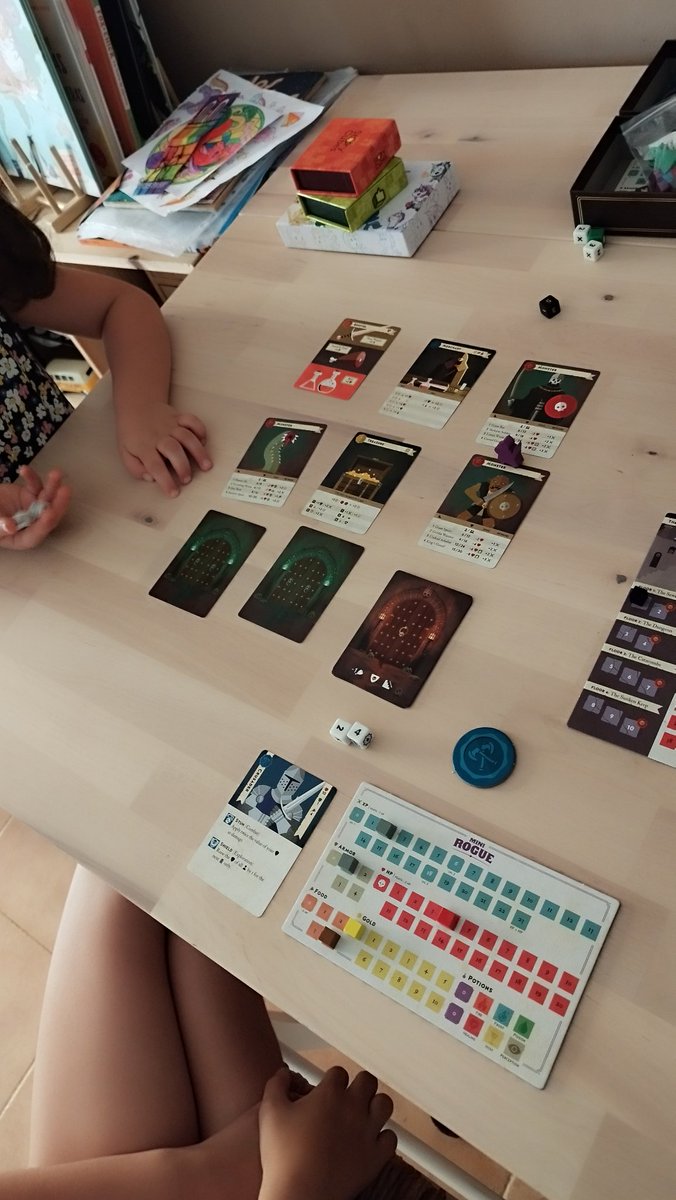 cisnenegro's tweet photo. Avui he ensenyat a la major a jugar a #MiniRogue https://t.co/gWyQIdZlmd