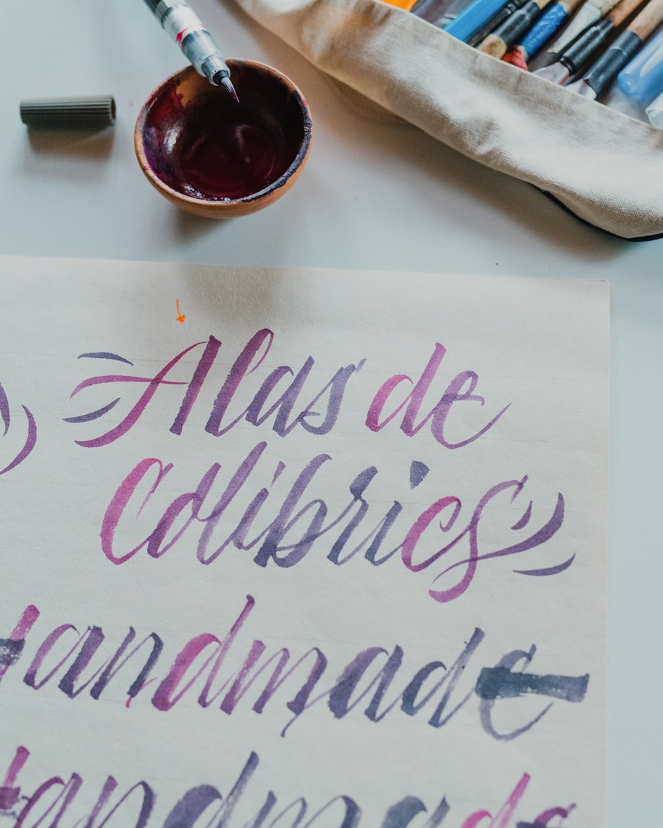 GianinaManuele's tweet photo. “Hoy me propongo fundar un partido de sueños
Talleres donde reparar alas de colibríes”
Silvio Rodríguez
💛
#caligraphy #pointedbrush #caligrafia #gestualcalligraphy https://t.co/pqXBKUENxw