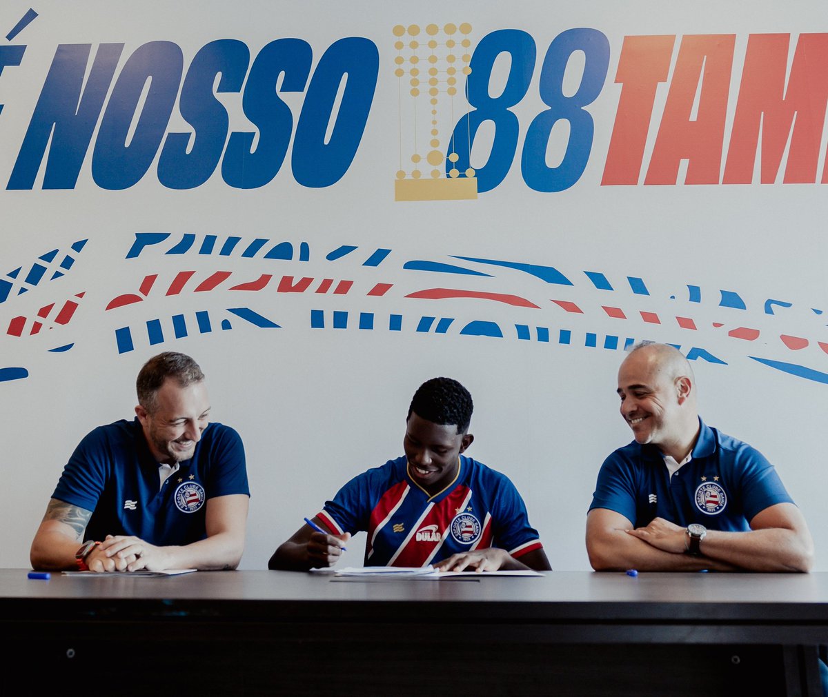 ecbahia's tweet photo. ✍🏽 No dia do aniversário de 16 anos, atacante Ruan Pablo assina 1º contrato profissional com o Esquadrão. O #PiveteDeAço renovou até 2027. 

"Meu sangue é tricolor e vou mostrar isso em campo”, disse ele, que participou da pré-temporada em Manchester e vem se destacando no time sub-20. Quero fazer história com este escudo no peito". 

Leia mais ➡️ https://t.co/UFsTzDdd2R #BBMP