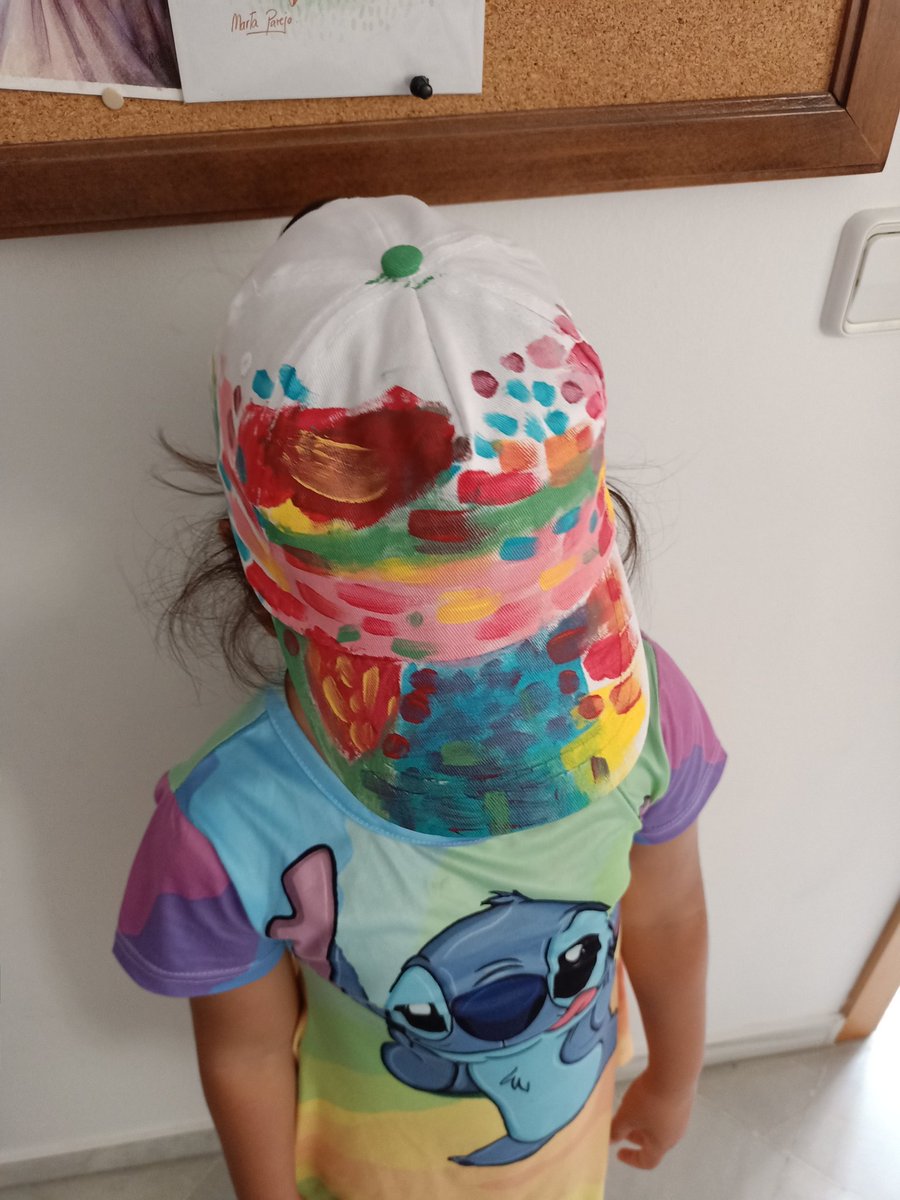 El último día de clase de pintura lo pasamos muy bien. Y se fueron con unas gorras muy locas. Las pintaron ellas solitas. 💔😂