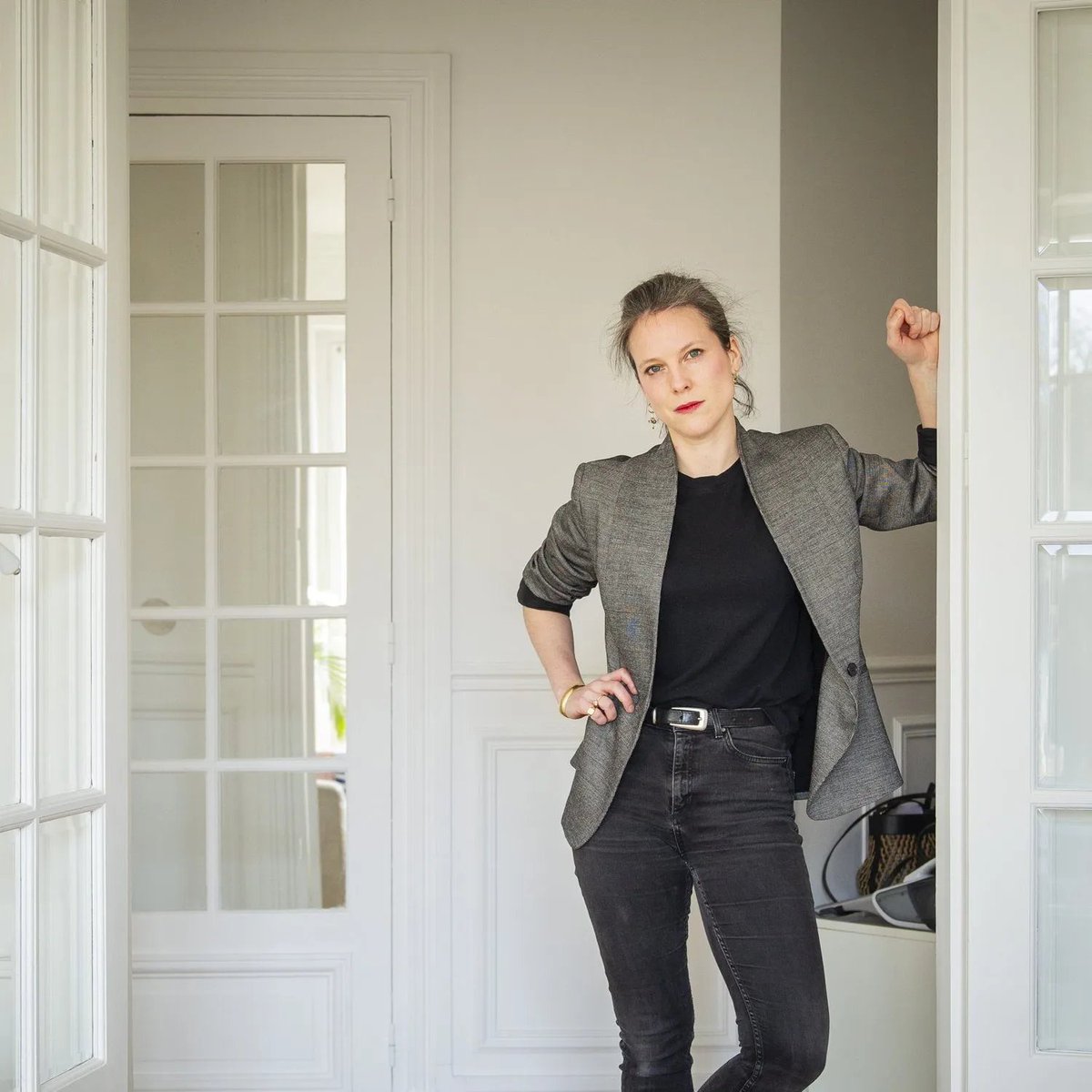 Avec Lucie Castets comme Première Ministre, on peut : 
- Organiser le retour de nos services publics
- Abroger la retraite Macron
- Porter le SMIC à 1600 €
- Mettre un stop à la fraude fiscale 
- Flinguer les cabinets de conseil

Au boulot ! On met la pression à Macron ! 😎