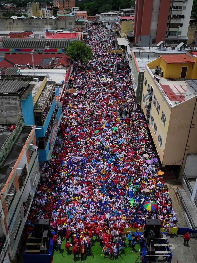 San Juan de los Morros
Estado Guárico 🚩

"Ellos (derecha) creen que porque tienen medios y aliados internacionales van a venir a asustar al pueblo de Venezuela. Ustedes pueden tener medios, pueden tener mucha plata, pero no tienen los votos del pueblo, porque los votos del