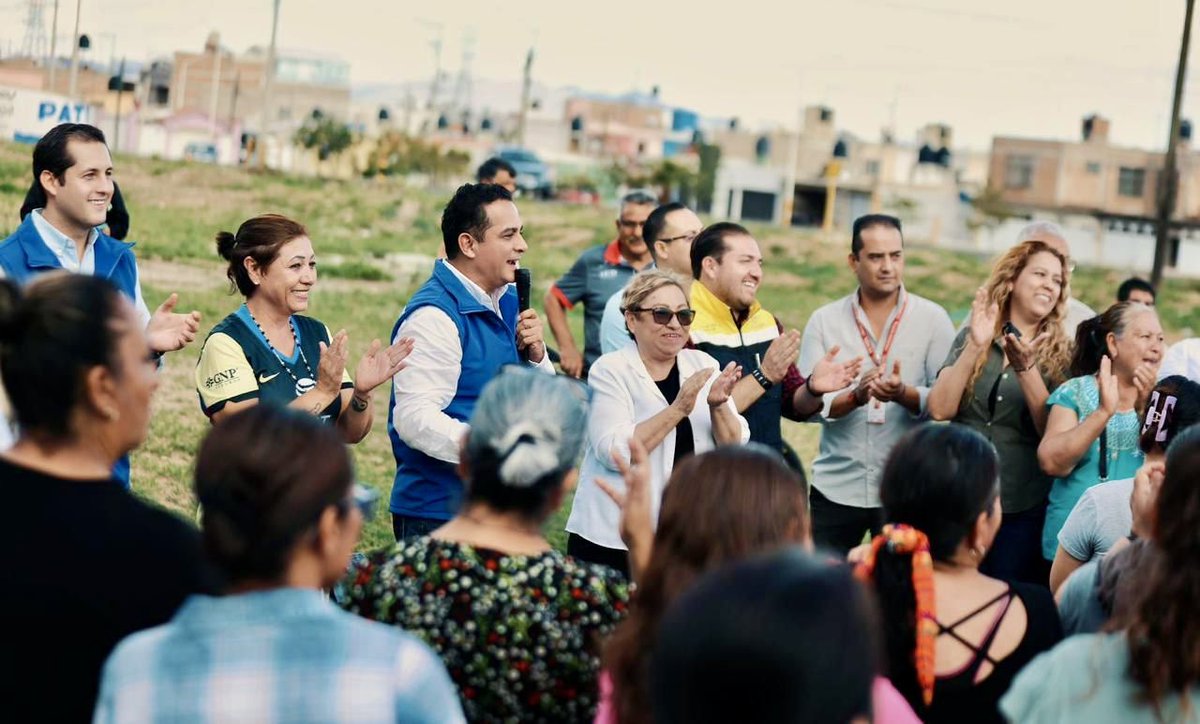 Hablamos de frente y escuchamos para avanzar, porque #ElFuturoEsContigo. 
🐺🌳🦂 

Aquí en nuestra casa la familia decide y en equipo, ¡llevamos a #Durango mucho más lejos! 

¡Qué tengan un gran día!