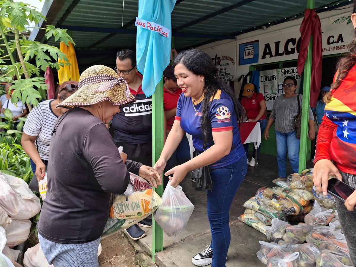 SunagroAma's tweet photo. El equipo de la Sunagro Amazonas, participó en la entrega de alimentos y proteínas para los abuelos y abuelas de la Urbanización Simón Bolívar del municipio Atures, en conjunto con el Instituto Nacional de Servicios Sociales, Mercal Y jefes de calle del CLAP.
#AfirmativosYPaLante https://t.co/Ia0PuRM0A6