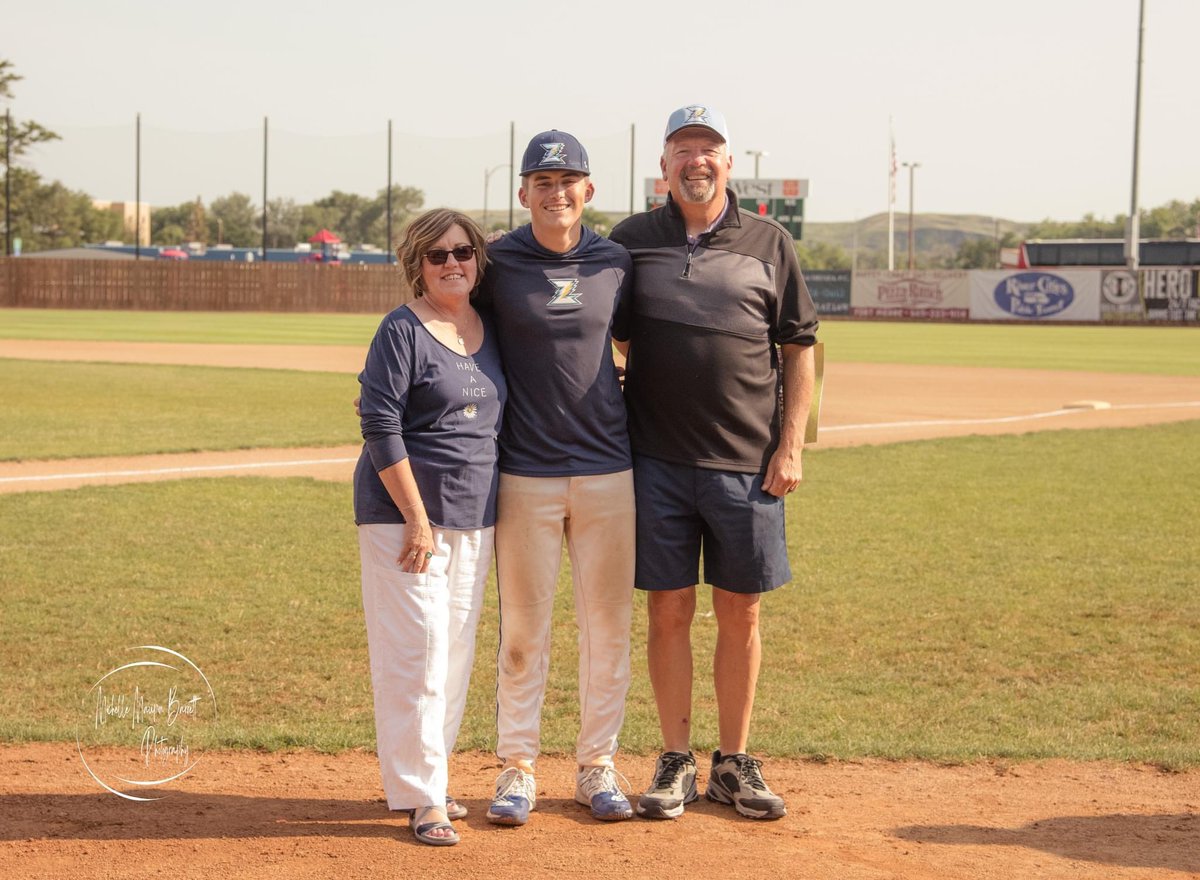 OaheZap's tweet photo. Thanks again to all the Oahe Zap host families for opening your home this summer to all of our players and interns! We all appreciate your commitment to this organization and for all your help during this season!
#ChargedUp⚡️ #PackThePowerhouse https://t.co/PMlWxr7Jcl