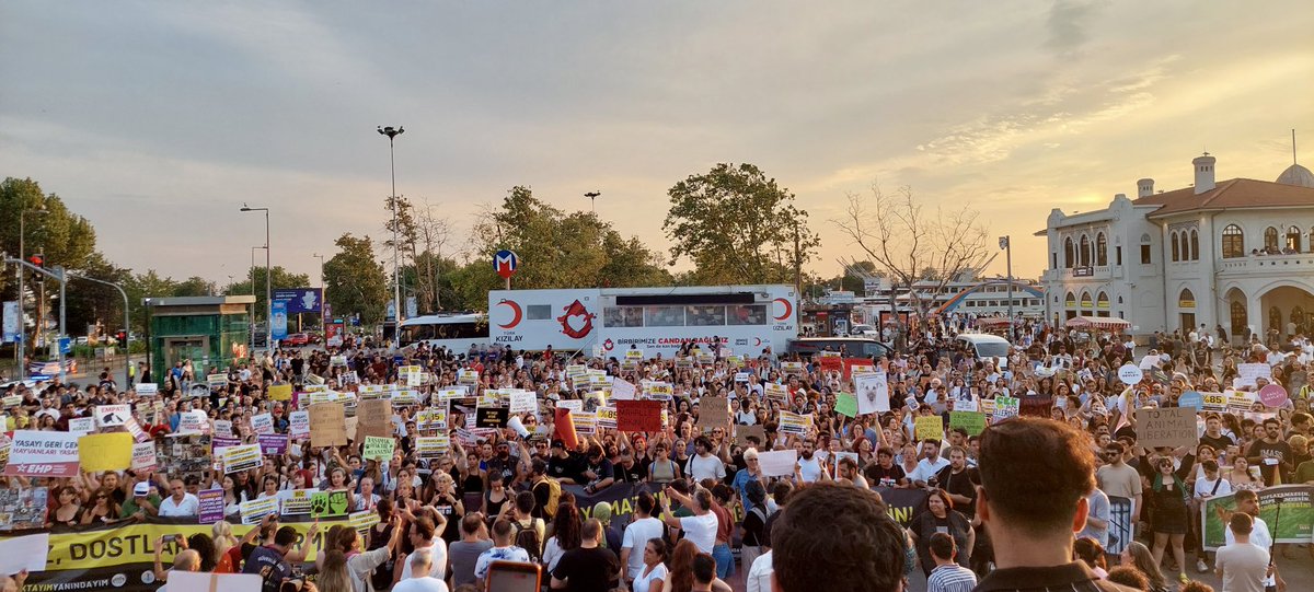 BarisAkademik's tweet photo. Kadıköy’deyiz: Katliamın yasası olmaz! Kabul etmiyoruz, dostlarımızı vermiyoruz!

#YasayıGeriÇek
#YasaDeğilCinayet
#SokaktayımYanındayım https://t.co/IatmLars0n