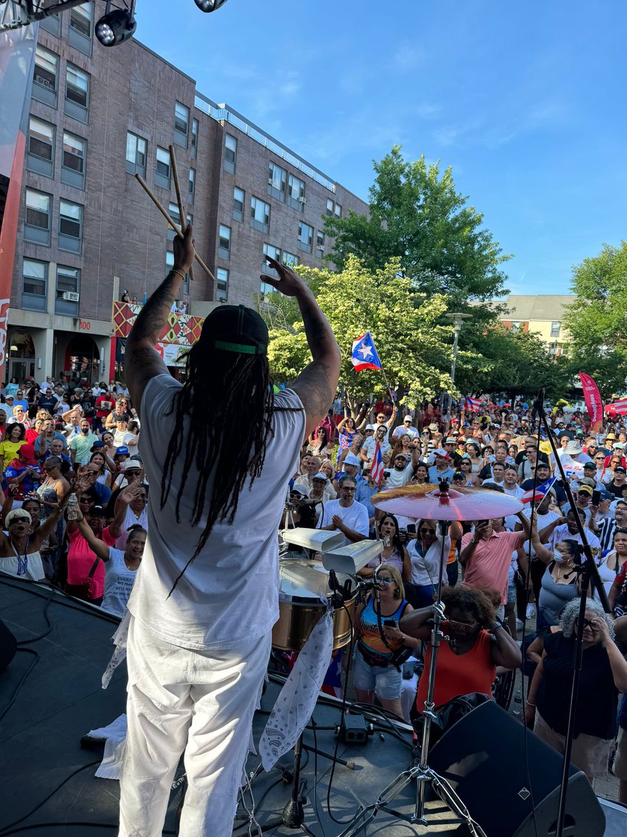 YoSoyPirulo's tweet photo. Gracias Boston fue una tarde lindisima.⚡️👑😎
#piruloylatribu #boston #puertorico #puertorriqueños #boricua #migente #salsa #dios #masna https://t.co/Rizg3RzdPQ