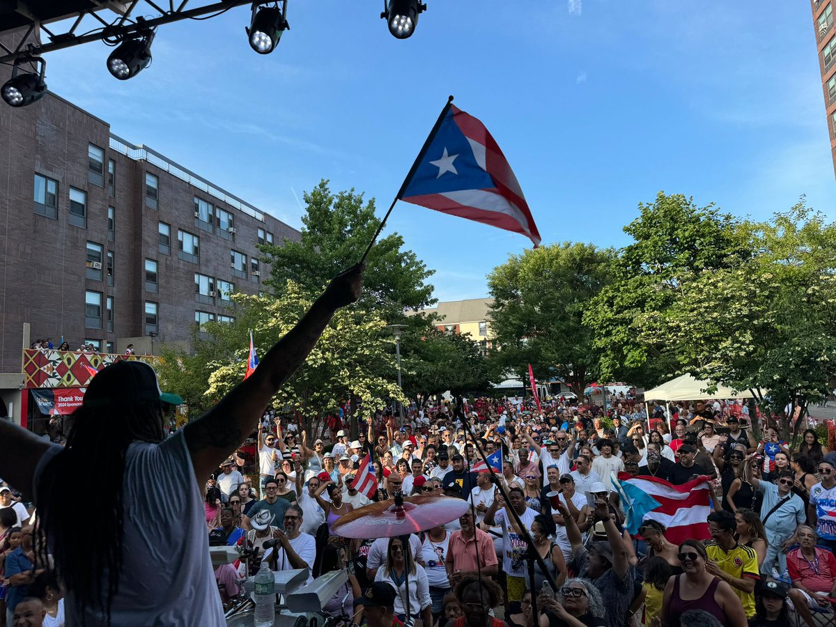 YoSoyPirulo's tweet photo. Gracias Boston fue una tarde lindisima.⚡️👑😎
#piruloylatribu #boston #puertorico #puertorriqueños #boricua #migente #salsa #dios #masna https://t.co/Rizg3RzdPQ