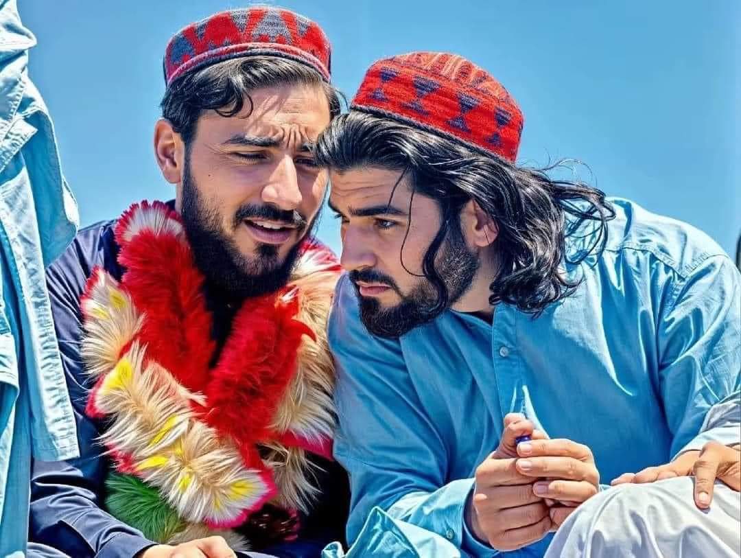 HamimNisar's tweet photo. د جنتونو خوشبويي دې له جبينه راغله
چې دې په تورو جنتي څڼو کې وينه راغله

تا داسې ژوند وکړو چې خلک دې مين کړل په ژوند
ته داسې مړ سوې چې پر مرګ د خلکو مينه راغله
شاعر https://t.co/lLOoxT0Fqg