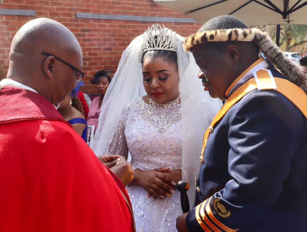 GetitRightRea's tweet photo. Zimbabwean King Marries A Lady from Vaal Over the Weekend|Rea Gazette 

His Majesty King Mike Mambo of Zimbabwe married Zandile Mhlambi from Sebokeng Zone 3, Vaal, this past weekend. 
#reamediahouse
#reagazette https://t.co/JXTVMJ64xL