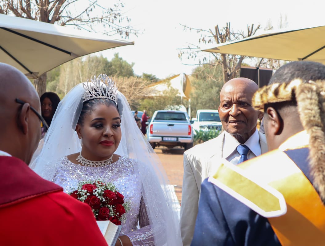GetitRightRea's tweet photo. Zimbabwean King Marries A Lady from Vaal Over the Weekend|Rea Gazette 

His Majesty King Mike Mambo of Zimbabwe married Zandile Mhlambi from Sebokeng Zone 3, Vaal, this past weekend. 
#reamediahouse
#reagazette https://t.co/JXTVMJ64xL