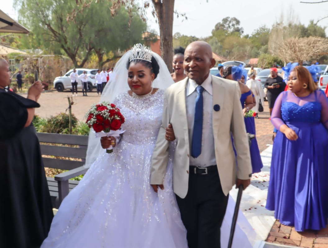 GetitRightRea's tweet photo. Zimbabwean King Marries A Lady from Vaal Over the Weekend|Rea Gazette 

His Majesty King Mike Mambo of Zimbabwe married Zandile Mhlambi from Sebokeng Zone 3, Vaal, this past weekend. 
#reamediahouse
#reagazette https://t.co/JXTVMJ64xL