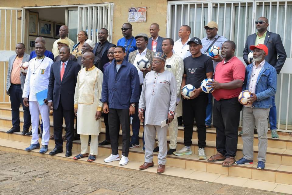 FecafootOfficie's tweet photo. Le Président de la #FECAFOOT @SamuelEtoo a procédé ce mardi à la remise de 480 ballons de futsal. Un matériel destiné aux points focaux régionaux et les clubs de futsal dans tout le pays. https://t.co/Y8aCXiawSH