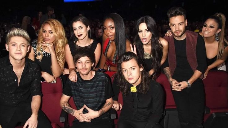laurmlkr's tweet photo. os adolescentes de hoje em dia nunca vão saber como é ter sido uma adolescente criada por essas duas bandas https://t.co/jix7lWyI2t