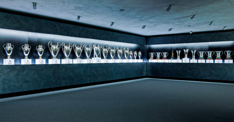 realmadrid's tweet photo. 📈 EL REAL MADRID SE CONVIERTE EN EL PRIMER CLUB DE FÚTBOL EN SUPERAR LOS MIL MILLONES DE EUROS EN INGRESOS.
#RealMadrid