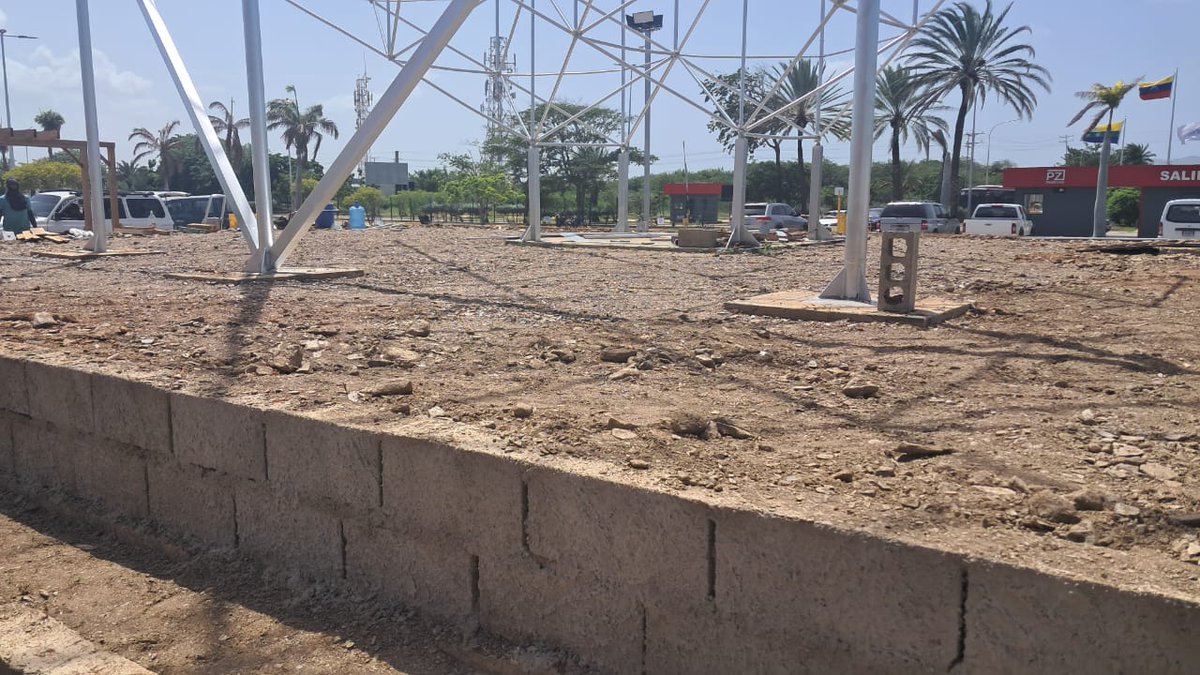 baer_ve's tweet photo. ½ A fin de impulsar los planes de desarrollo y modernización que promueve la Gran Misión Transporte Venezuela, @BAERVenezuela inició la construcción de la plazoleta, ubicada en la entrada principal del Aeropuerto Internacional GJ. Santiago Mariño de Nueva Esparta #AfirmativosYPaLante
