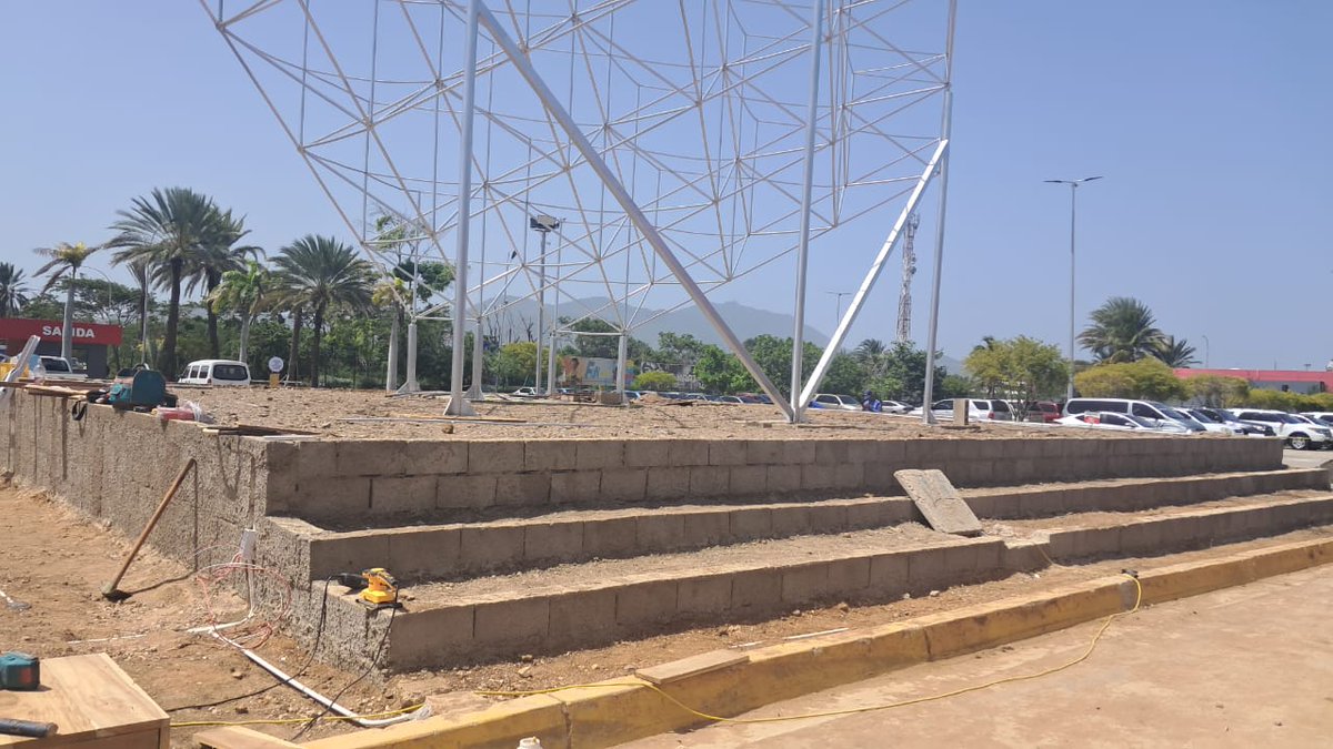 baer_ve's tweet photo. ½ A fin de impulsar los planes de desarrollo y modernización que promueve la Gran Misión Transporte Venezuela, @BAERVenezuela inició la construcción de la plazoleta, ubicada en la entrada principal del Aeropuerto Internacional GJ. Santiago Mariño de Nueva Esparta #AfirmativosYPaLante