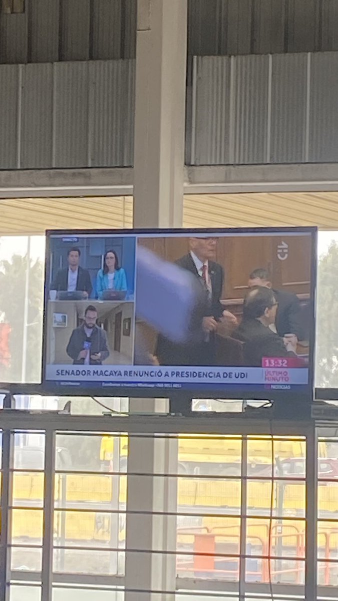 hector__neo's tweet photo. En qué increíble cómo desvían la noticia… todos hablando como el papá de este wn no durmió en el calabozo y ahora estará con arresto domiciliario pero…. Ahora es más importante que renunciara el hijo noticias de mierda…. https://t.co/1NcICKVuF6