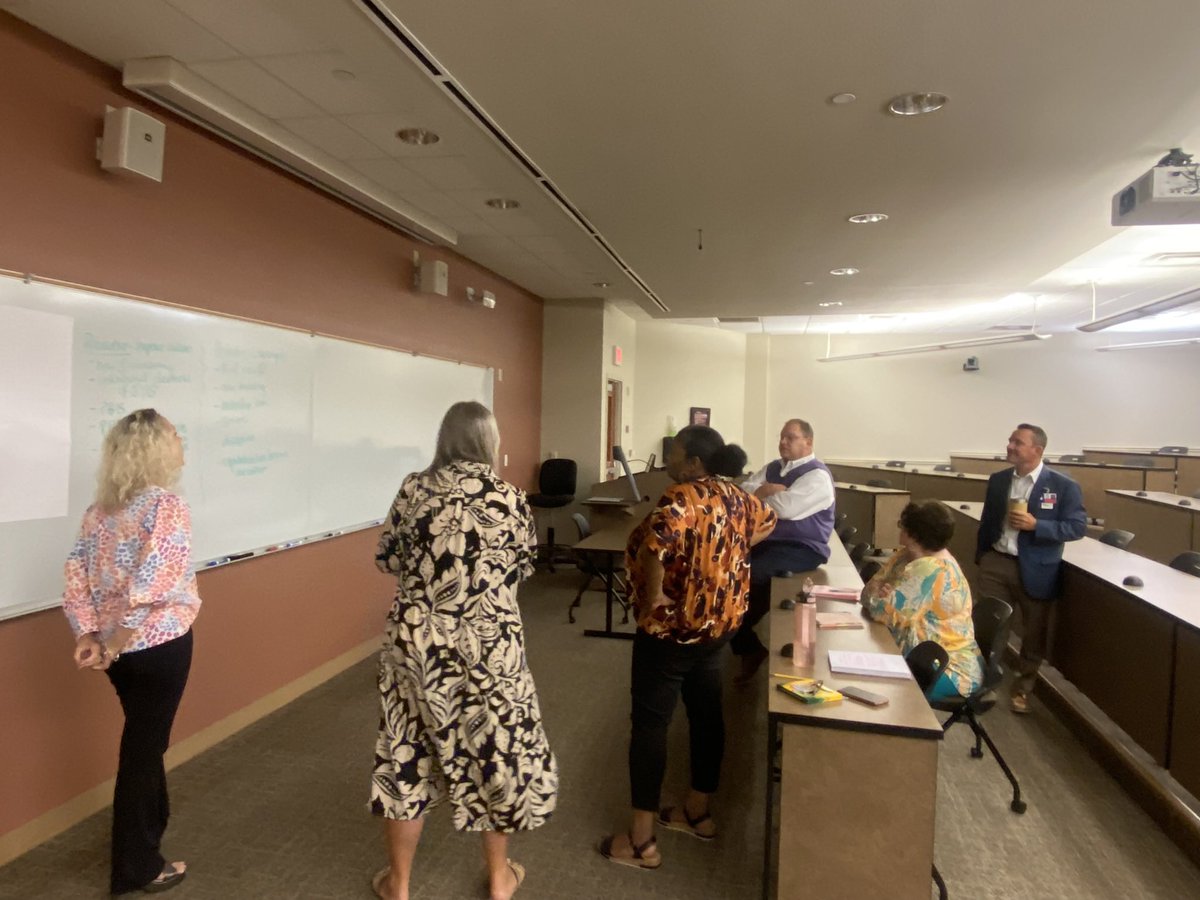 JulieDiaz tweet media