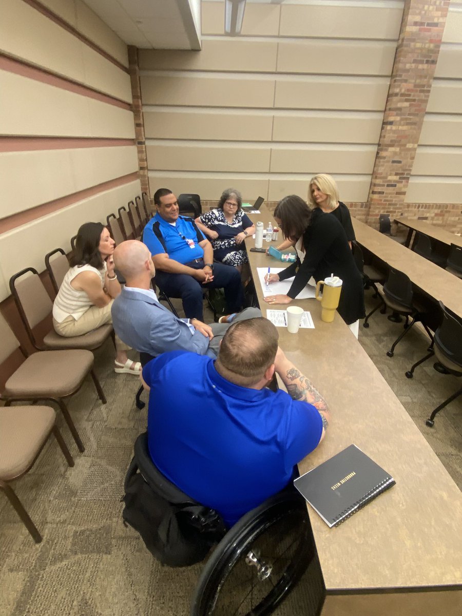 JulieDiaz tweet media