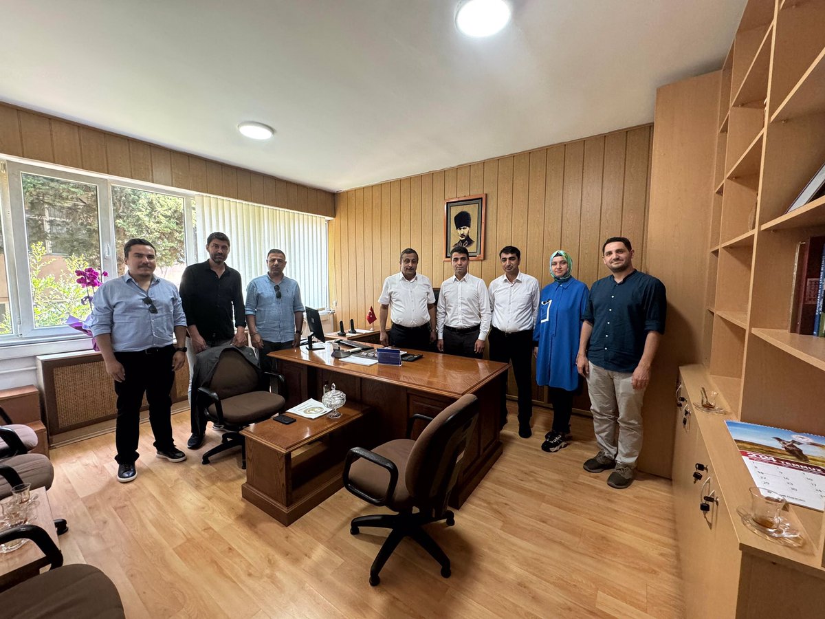 TocbirsenI's tweet photo. İl Müdür Yard. olarak atanan Sayın Turgut ŞİŞMAN, Hayvan Sağlığı ve Yetiştiriciliği Şube Müd. olarak göreve başlayan Ömer Faruk AKBAŞ'a hayırlı olsun ziyaretinde bulunarak kendilerine 'Rakamlarla Tarım Sektörü' kitabımızı takdim ettik. Yeni görevlerinde Muvaffakiyetler diliyoruz. https://t.co/pGR1sUSjD8
