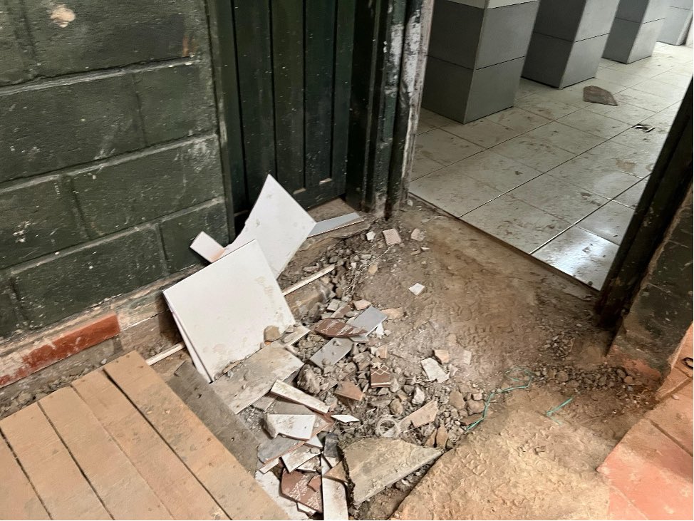 AdidaSindicato's tweet photo. Más de 480 estudiantes de la institución educativa Fe y Alegría El Limonar en Medellín se han visto afectados por las obras inconclusas que se iniciaron el año pasado, hasta la fecha, las obras no han finalizado. 

🔗 https://t.co/5ZI8WVxxBL https://t.co/AdDDvzweZK