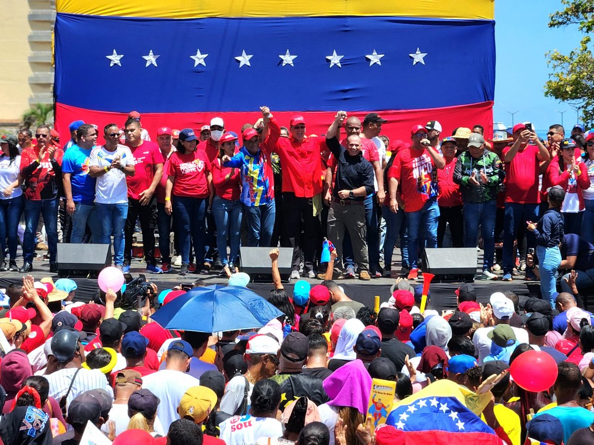 En este gran cierre de campaña estuvieron presentes el enlace territorial PSUV, Jesús Faría; el líder político estadal, Almte. @GPintoVzla el protector del 1x10, A/J Remigio Ceballos; miembros del equipo político estadal, municipal y parroquiales del PSUV.

#AfirmativosYPaLante