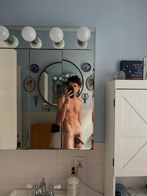 Watch Mark Something's leaked NSFW photo on TwXstars