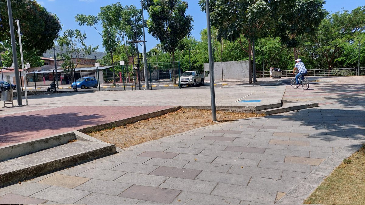 MarcoGilerM's tweet photo. Imaginemos que el concejo municipal de #Portoviejo decide disolver la empresa pública #Portoparques y reducirla a una dirección municipal, ¿qué pasaría?
Sería una decisión totalmente positiva porque:
1. Se convertiría en una dirección eficiente pues se reduce la burocracia y el tiempo que toma la elaboración de estrategias y la ejecución de acciones
2. Se reduce considerablemente los gastos, pues ya no se requerirá un gerente, un director financiero, un tesorero o un director jurídico, y muchos altos cargos más.
3. Habría más disponibilidad de recursos para atender por ejemplo el mantenimiento de áreas verdes y parques que actualmente obliga a la empresa a recurrir a la ayuda económica de @PortoviejoGAD y ese no es el chiste.
4. No tendríamos tampoco que pagar dietas a los integrantes del directorio por cada sesión a la que asistan.
Sin embargo disolver una empresa municipal por mucho que dependa económicamente de la municipalidad, por mucho que no sea autosuficiente, es casi imposible porque algunos concejales se opondrán de seguro a esta iniciativa que iría en contra de sus intereses, aunque espero equivocarme.
#Atención El césped de varios sectores del parque #LasVegas ha desaparecido.
