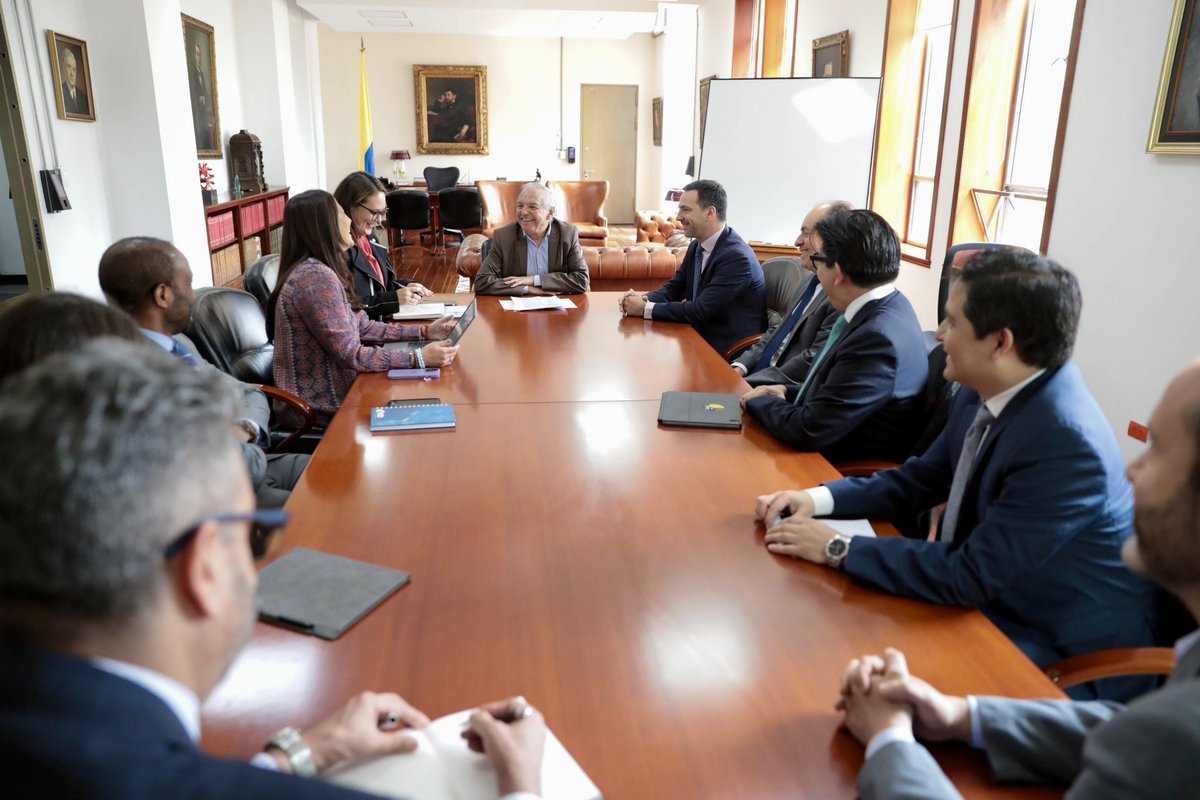 El ministro <a href="/RicardoBonillaG/">Ricardo Bonilla</a> y representantes de <a href="/el_BID/">Banco Interamericano de Desarrollo</a> se reunieron para fortalecer la cooperación entre la banca multilateral y el Gobierno Nacional. Se destacó la necesidad de movilizar recursos hacia inversiones que se alineen con los objetivos ambientales del país.