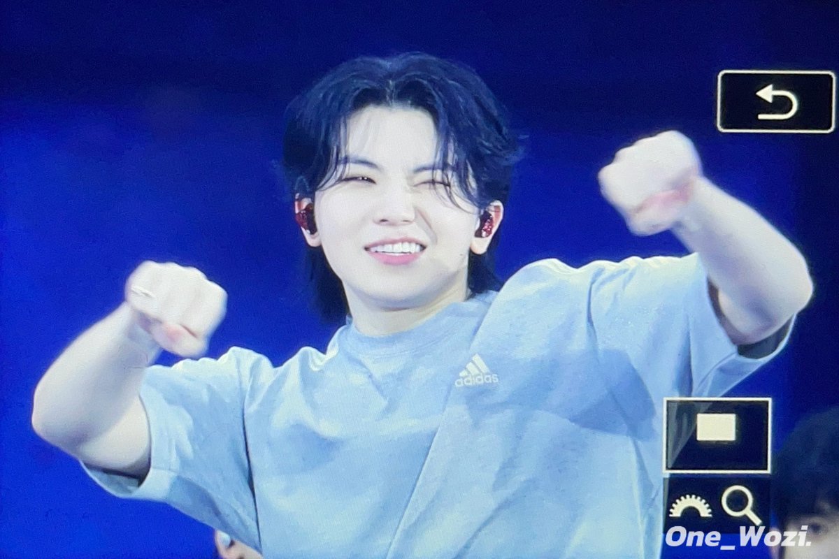 240724 
carat land

#우지 #WOOZI  #이지훈  #ウジ  #세븐틴 #SEVENTEEN