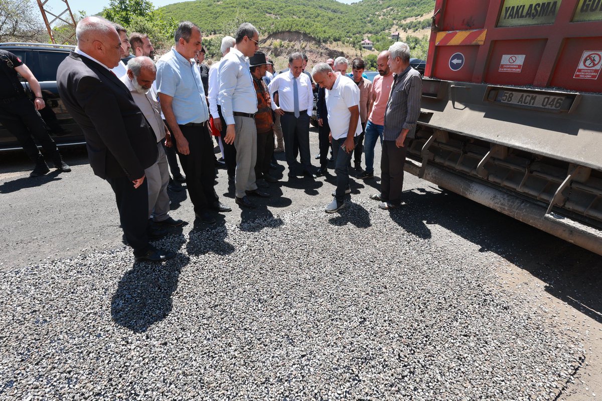 ahusta07's tweet photo. “Yol medeniyettir.”
“Gidemediğin yer senin değildir. “
54 km.lik Yayladere - Kiğı arasındaki yolun asfaltlama çalışmalarını bizzat yerinde gördüm, asfaltlama çalışmalarını yapan arkadaşlarımızla sohbet ettim. Şu anda Yayladere tarafından 20. km’ deyiz ve günde 5,5-6 km. asfalt yapıyoruz. Zift  ve çakılı aynı anda döküp hemen sıkıştırarak çakılı israf etmeden  çok kaliteli iş çıkartıyoruz. İnşallah 29-30 Temmuzda Kiğı'ya ulaşacağız.

Hizmetin gelmesinde destek ve katkıları için C. Başkanı  Yardımcımız Sn. Cevdet Yılmaz, Vekillerimiz Sn. Feyzi Berdibek ve Sn. Zeki Korkutata ile Özel İdare Genel  Sekreterimiz Sn. Enes Üçgül ve Özel İdare çalışanlarımıza teşekkür ediyorum. Bingölümüze , Yayladere ve Kiğı İlçelerimizle yolu kullanacak köylerimize hayırlı olsun.