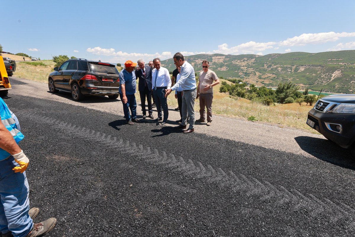 ahusta07's tweet photo. “Yol medeniyettir.”
“Gidemediğin yer senin değildir. “
54 km.lik Yayladere - Kiğı arasındaki yolun asfaltlama çalışmalarını bizzat yerinde gördüm, asfaltlama çalışmalarını yapan arkadaşlarımızla sohbet ettim. Şu anda Yayladere tarafından 20. km’ deyiz ve günde 5,5-6 km. asfalt yapıyoruz. Zift  ve çakılı aynı anda döküp hemen sıkıştırarak çakılı israf etmeden  çok kaliteli iş çıkartıyoruz. İnşallah 29-30 Temmuzda Kiğı'ya ulaşacağız.

Hizmetin gelmesinde destek ve katkıları için C. Başkanı  Yardımcımız Sn. Cevdet Yılmaz, Vekillerimiz Sn. Feyzi Berdibek ve Sn. Zeki Korkutata ile Özel İdare Genel  Sekreterimiz Sn. Enes Üçgül ve Özel İdare çalışanlarımıza teşekkür ediyorum. Bingölümüze , Yayladere ve Kiğı İlçelerimizle yolu kullanacak köylerimize hayırlı olsun.