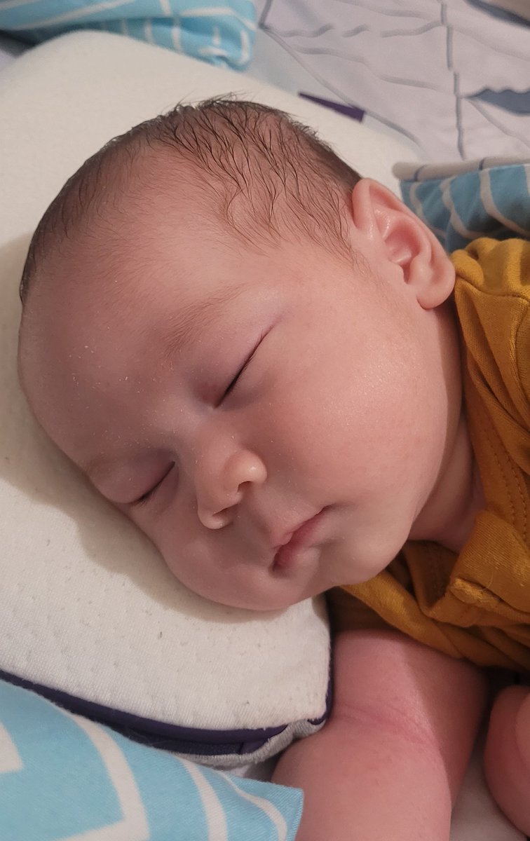 Gakuat amat liat nak bayik bobok. Untung anaknya gak bangon diciumin ganas ama emaknya🤣 coba liat, mana tahaannn?!?!?!?!