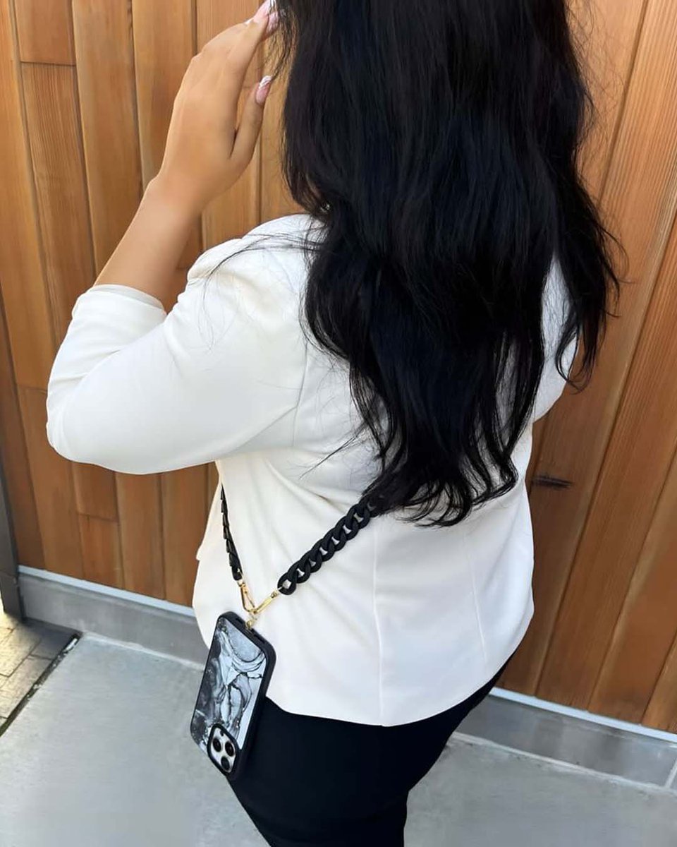 Caseco_inc's tweet image. Need hands-free chic? Meet your new fave accessory this summer for all your summer outdoor activities! have your phone within reach for unexpected IG worthy photos #PhoneChain #CrossbodyStyle #HandsFree #FashionTech #ChicAccessories  

Shop here: casecoinc.com/products/black…