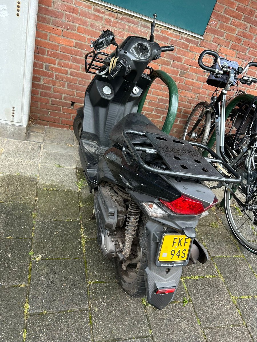 Van wie is de scooter bij ons om de hoek die steeds een beetje verder gesloopt wordt? 
Hij staat in de weg en ieders kleding wordt vies.
<a href="/gem_Ridderkerk/">Gemeente Ridderkerk</a> ps de app werkt niet
