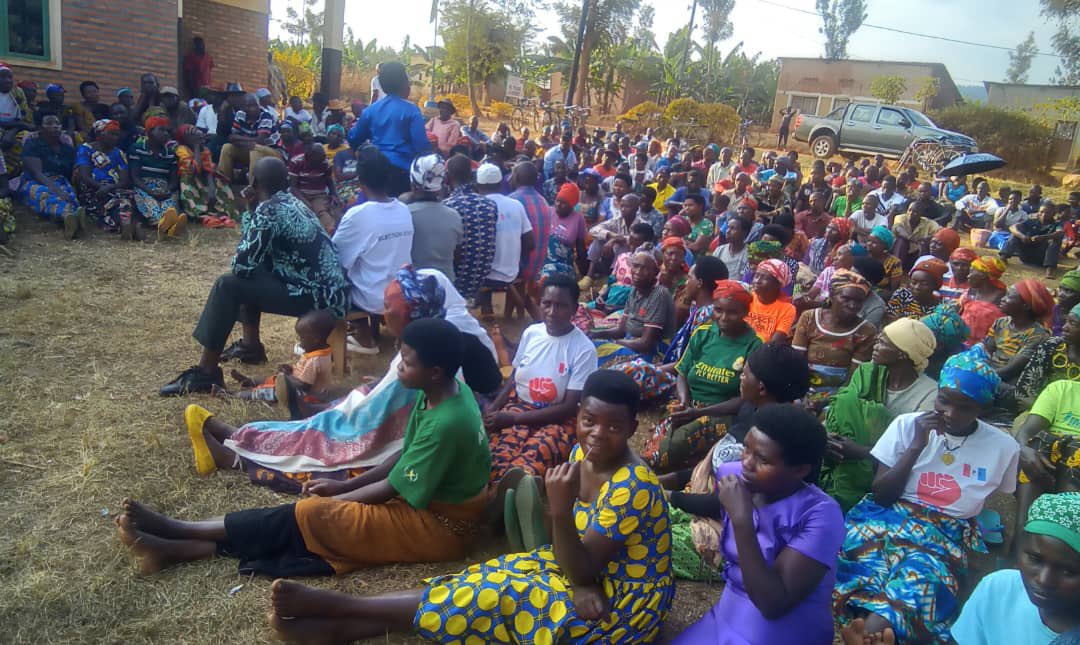 SectorMusaza's tweet photo. Musaza,23/07/2024 mukagari Gasarabwayi nk’ahandi hose habaye inteko y’abaturage twifatanije n’umuyobozi w’Akarere wungirije Madam @JanviereMukand4 Umuyobozi wa police mukarere ka Kirehe n’umunyamabanga nshingwabikorwa w’Umurenge Bwana BIHOYIKI Leonard hakirwa ibibazo by’abaturage https://t.co/0Q7PJUHIf1