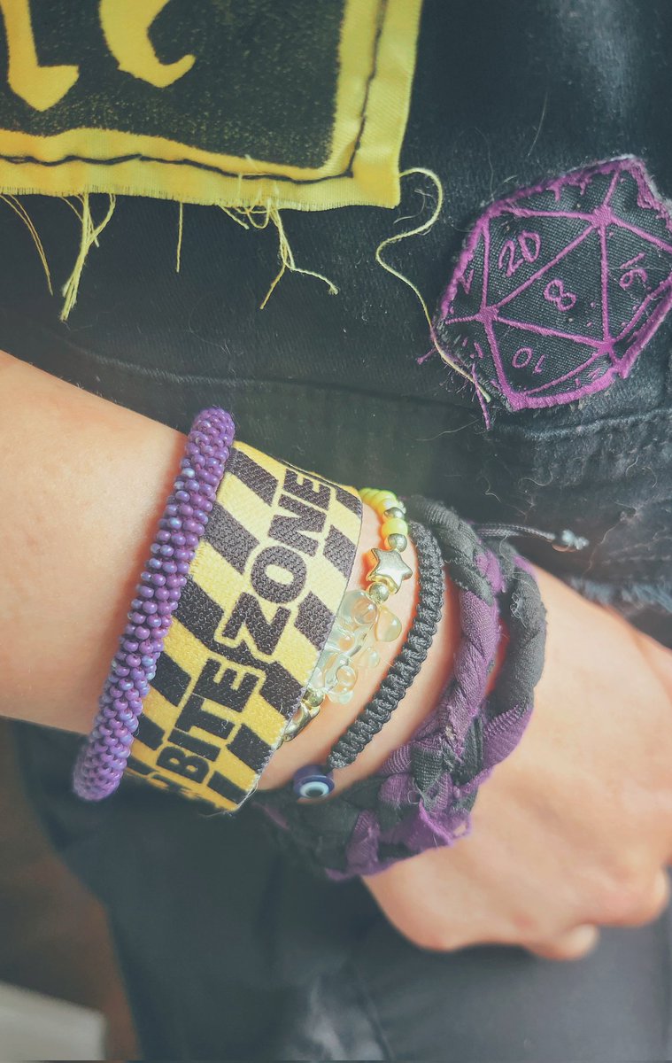 RarityVerity's tweet photo. Don't step too close
Don't push your luck
I won't use words
I'll use my claws.
.
.
@TheGoldenMaw #bitezone #nonbinary #pawsoff https://t.co/uT9Vm2CNx8
