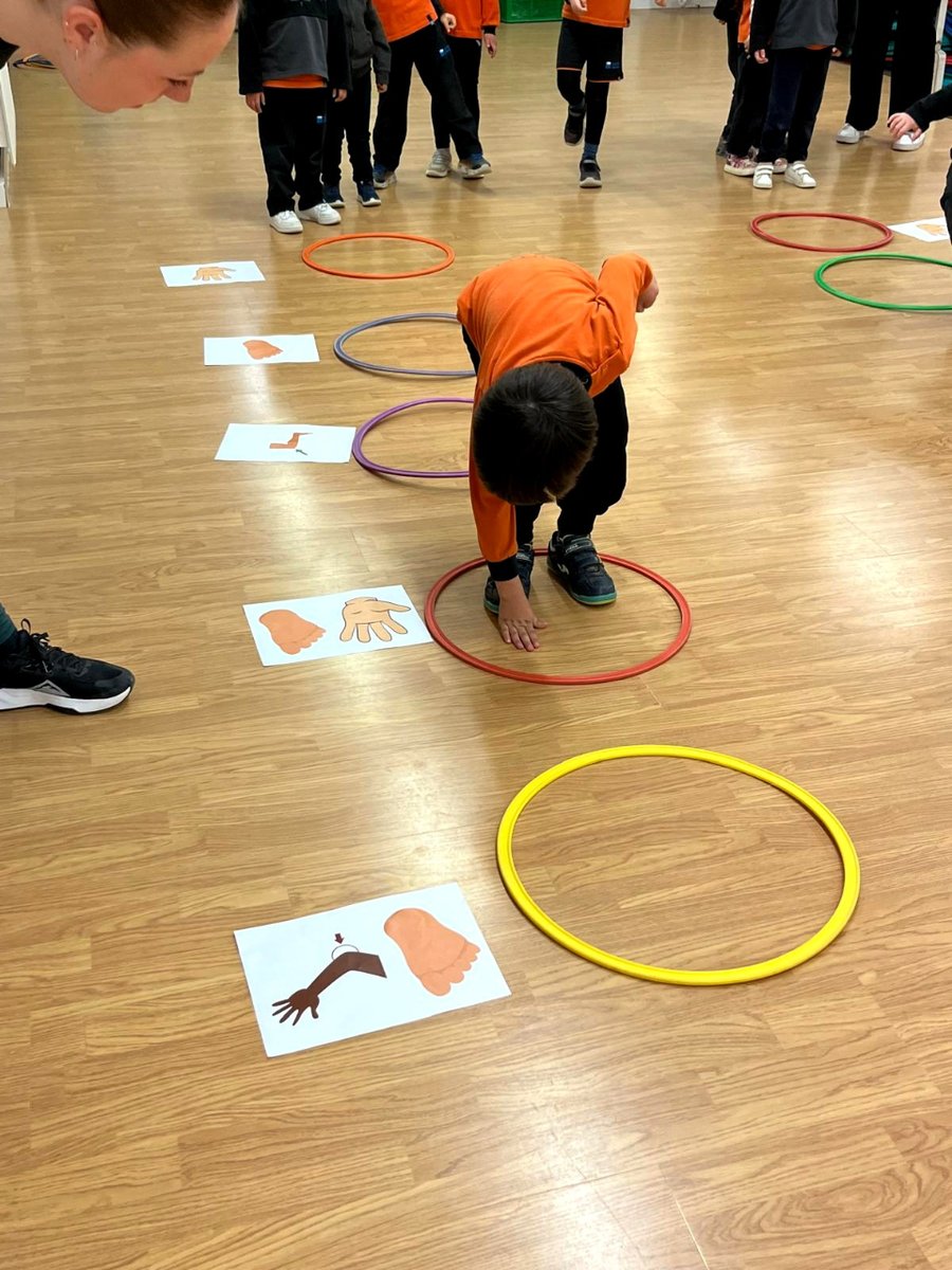 🤝 A #JEClot aquest curs, col·laboració d'alumnat d'@EducacioUIC en la preparació d'intervencions educatives dins l'àrea d'Educació Física d'Infantil.

Experiència enriquidora, ja que els futurs mestres han recompensat el seu esforç en l'alumnat gaudint d'activitats motivadores!