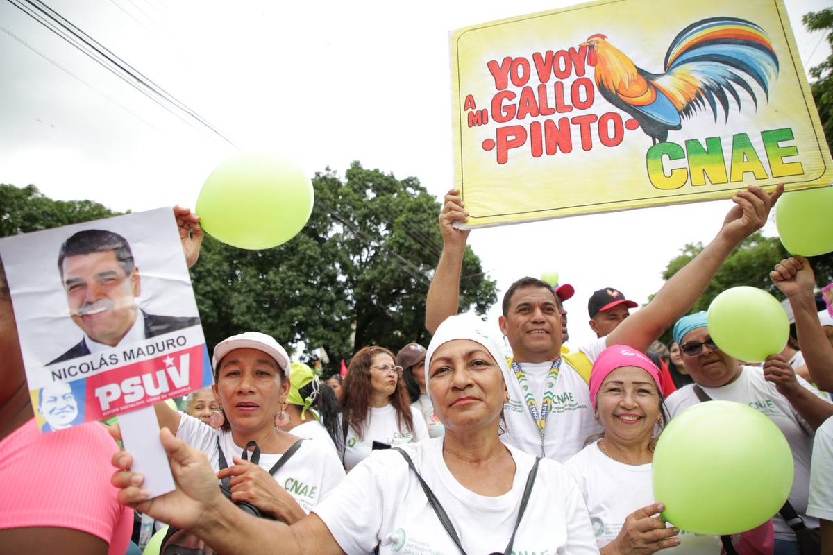ConElMazoDando's tweet photo. #ConChávezYNicolásPorLaPaz GUÁRICO - SAN JUAN DE LOS MORROS | Los guerreros del PSUV y del Gran Polo Patriótico salieron a las calles de Guárico a respaldar a nuestro Gallo Pinto

¡Este próximo 28J ganamos los de Chávez!

#MaduroPresidente #23Jul @dcabellor https://t.co/cWRLyNhZfQ