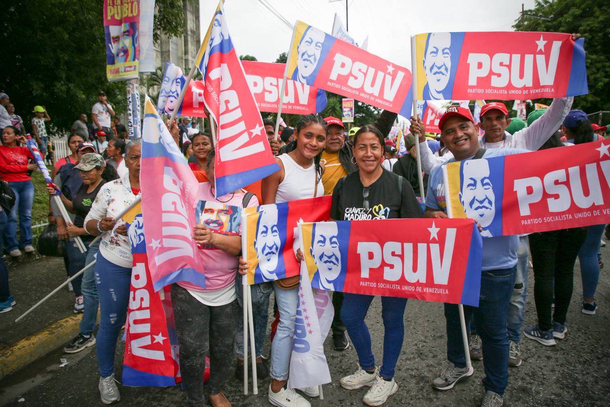 ConElMazoDando's tweet photo. #ConChávezYNicolásPorLaPaz GUÁRICO - SAN JUAN DE LOS MORROS | Los guerreros del PSUV y del Gran Polo Patriótico salieron a las calles de Guárico a respaldar a nuestro Gallo Pinto

¡Este próximo 28J ganamos los de Chávez!

#MaduroPresidente #23Jul @dcabellor https://t.co/cWRLyNhZfQ