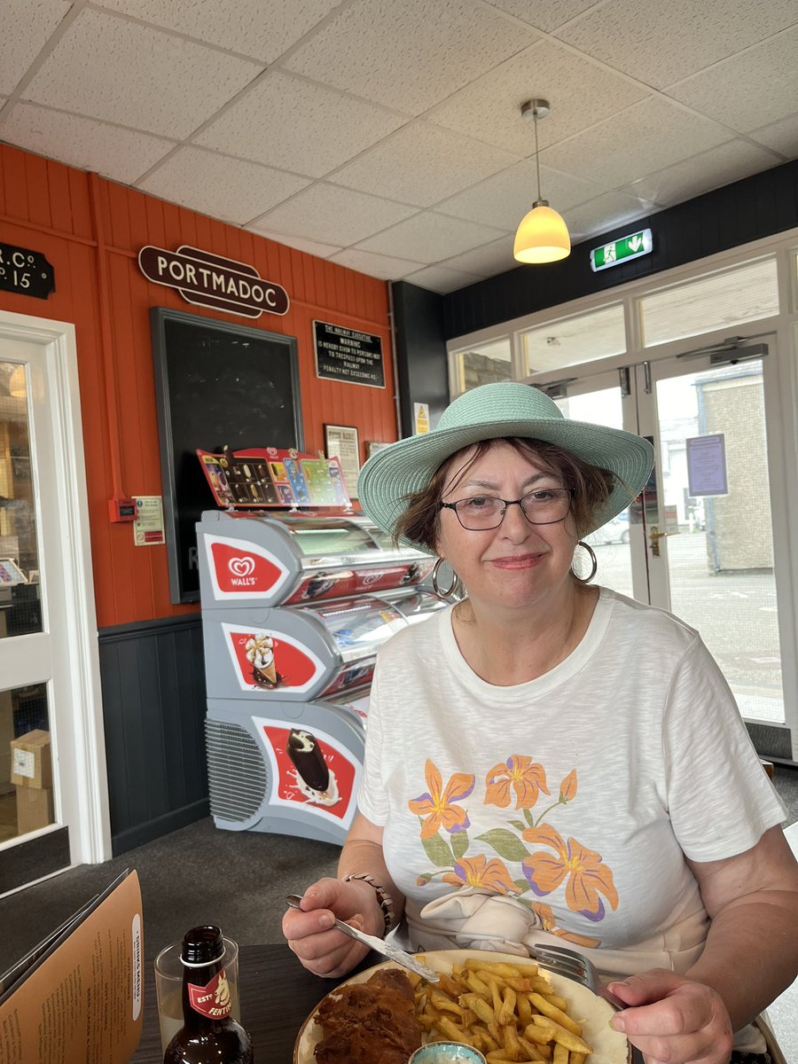 MarkofClubs's tweet photo. Can recommend the meals at the @WelshHighRly station cafe “Spooners”, notice the (🏴 way?) of spelling PortHmadoG on the wall behind @Gillythesinger😉🏴
Nice way to start our evening after the afternoon rail trip to Blaenau Ffestiniog
@KatyAshman @MilesBsn
#TideIsOut https://t.co/Y3uWjJQWYH