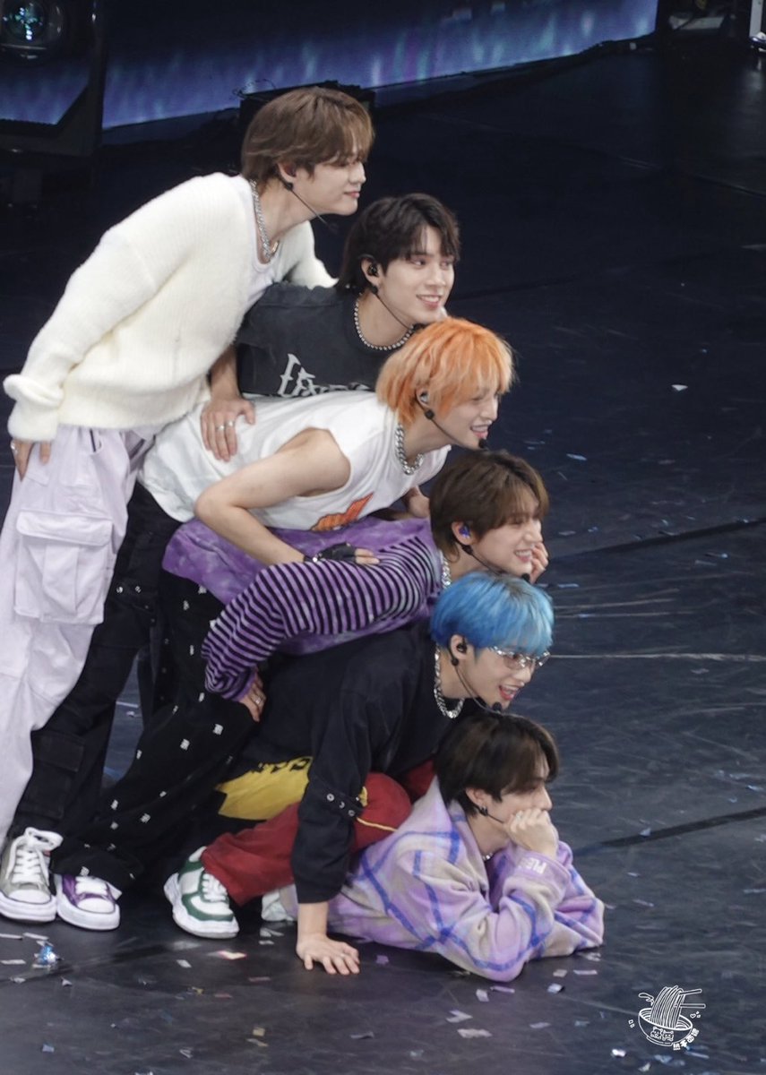 bratzqian's tweet photo. wayv sandwich i love you…. https://t.co/yzaVNSdfc6