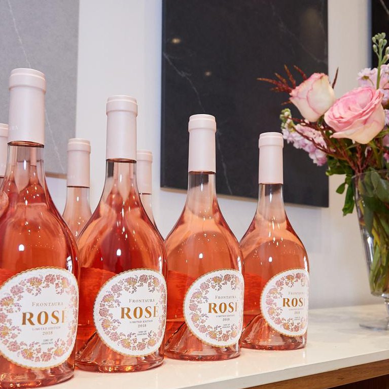 Refresca tu cuerpo y tu ánimo con Frontaura &amp; Rosé. Un vino de la Tierra de Castilla y León. Ideal para acompañar las largas tardes estivales con sus noches más vibrantes. Un rosado alegre, fiel y tranquilo, para compartir con nuestras amistades. Puro verano.