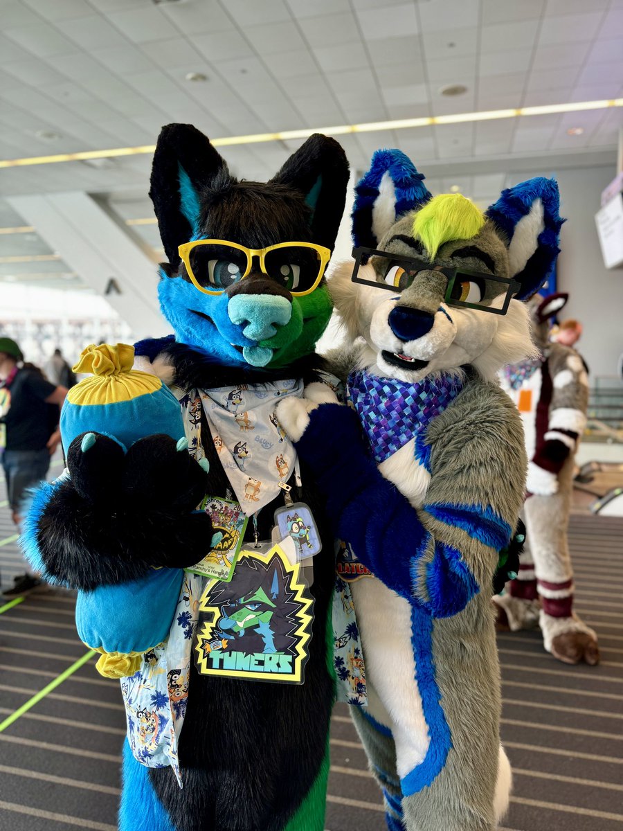 If we’re nerds, what does that make you? A G I A N T N E R D!!!! 😂🤣💙💚 

📸 <a href="/Drawrgi/">Tekky</a>