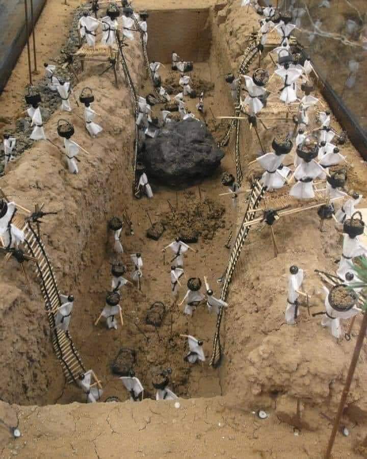 يقول جابر بن عبد الله رضي الله عنهما : إنا يوم الخندق كنا نحفر إذ عرضت لنا صخرة شديدة فجاءوا إلى النبي صلى  الله عليه وسلم فقالوا يا رسول الله: هذه صخرة عرضت في الخندق فقال: